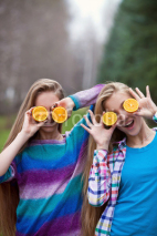 Naklejki Девушки с апельсинами на природе