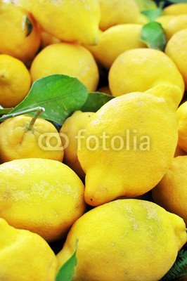 Dettaglio cassetta di limoni in un mercato
