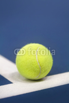 Obrazy i plakaty tennis ball on a tennis court