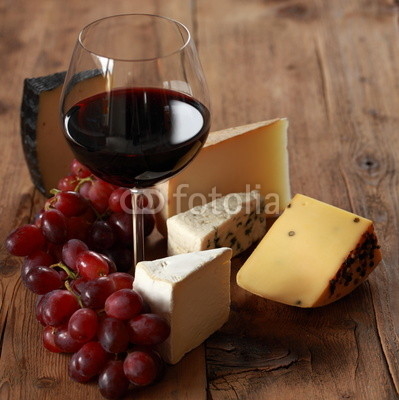 Rotwein mit verschiedenen Käsesorten