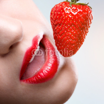 Obrazy i plakaty  Female red lips, eating strawberries