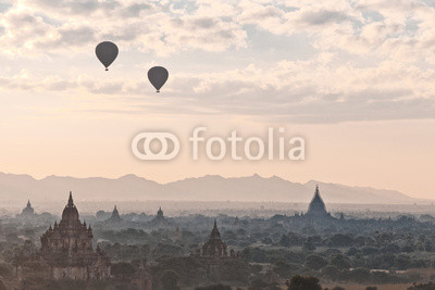 Balony na niebie na tle miasta Bagan w Birmie
