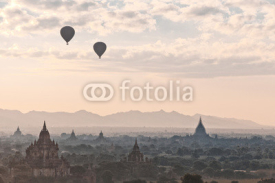 Balony na niebie na tle miasta Bagan w Birmie