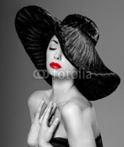 Czarno biały portret eleganckiej kobiety w kapeluszu