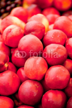 Obrazy i plakaty frische gesunde pfirsiche aprikosen auf dem markt