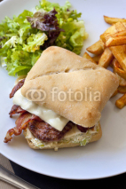 Naklejki Hamburger avec bacon et steak, frites et salade