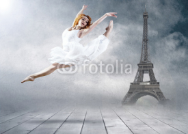 Obrazy i plakaty Woman dancer seating posing on the Eifel tower background