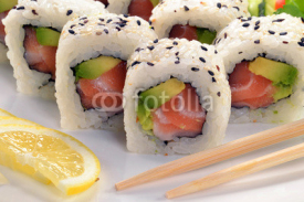 Fototapety Sushi roll de salmón con aguacate,comida japonesa.