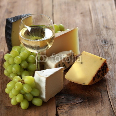 Weißwein mit verschiedenen Käsesorten