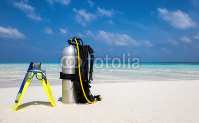 Taucherausrüstung mit Taucherbrille und Flossen am Strand