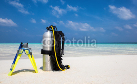 Fototapety Taucherausrüstung mit Taucherbrille und Flossen am Strand