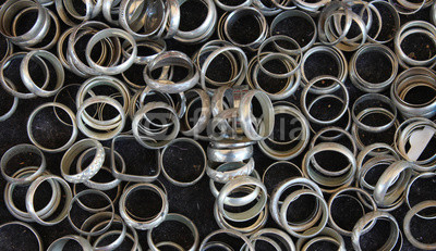 gruppo di anelli in scatola di varie misure--group of rings canned in various sizes