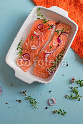 Fresh salmon fillets with onions, pepper and herbs