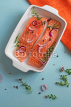 Fototapety Fresh salmon fillets with onions, pepper and herbs