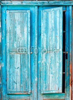 Stare niebieskie drewniane okiennice