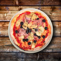 Naklejki pizza italiana su fondo di legno