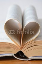 Fototapety heart shaped book