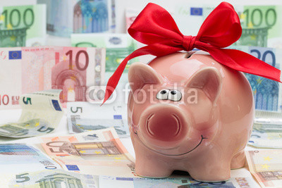 Sparschwein mit roter Schleife und Geldscheine