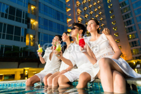Fototapety Chinese couples drinking cocktails in hotel pool bar