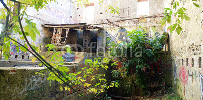 Graffitis dans bâtiment en ruine