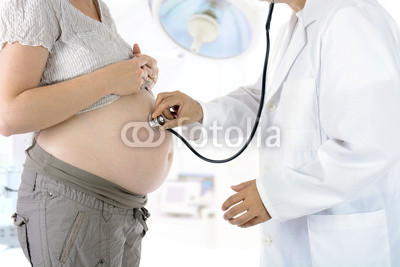 Frau ist schwanger bei Arzt oder Gynäkologe zur Vorsorgeuntersuchung der Schwangerschaft