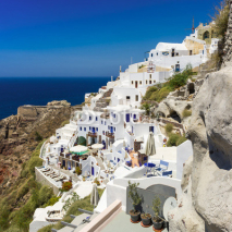 Obrazy i plakaty white houses with blue trim on the island of Santorini, Greece