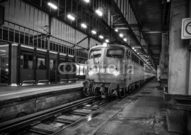 Fototapety Einfahrender Zug - schwarz-weiß