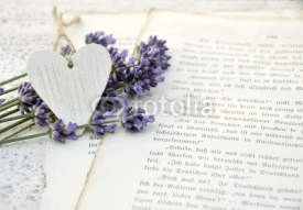 Fototapety Weißes Herz und Lavendel auf alten Buchseiten
