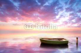 Fototapety einsames Fischerboot am Strand