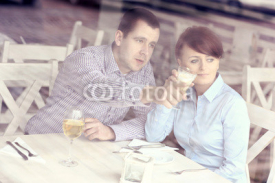 Obrazy i plakaty Young couple in a cafe