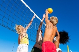Obrazy i plakaty Friends playing beach volleyball