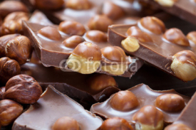 Fototapety Schokolade mit ganzen Haselnüssen
