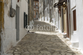 Fototapety Malerische Gasse in einem griechischen Bergdorf auf Korfu