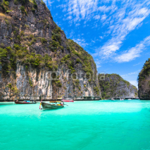 Fototapety Wooden boat on Phi Phi island, Thailand.