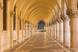 Obrazy i plakaty Venice - Exterior corridor of Doge palace in dusk.