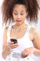 Fototapety Dobra wiadomość - ciemnoskóra dziewczyna odczytuje sms