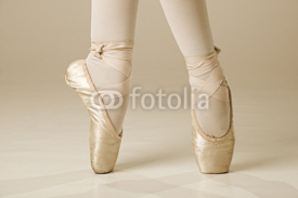 Naklejki Ballet dancer feet - gold