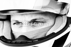 Fototapety regard concentré d'un pilote de course automobile