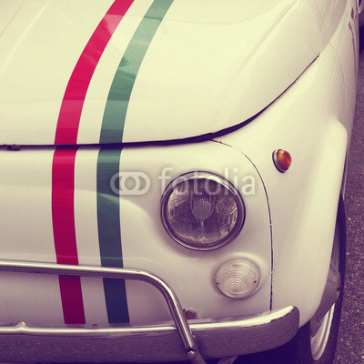 Automobile avec drapeau italien vintage