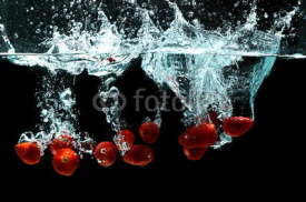 Obrazy i plakaty Strawberry Fruit Splash on water