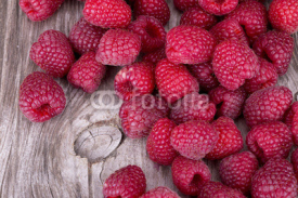 Obrazy i plakaty Sweet raspberry on wooden table