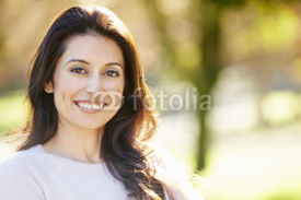 Fototapety Portrait Of Attractive Hispanic Woman In Countryside