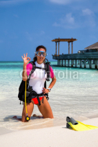 Fototapety Taucherin am Strand der Malediven singalisiert OK