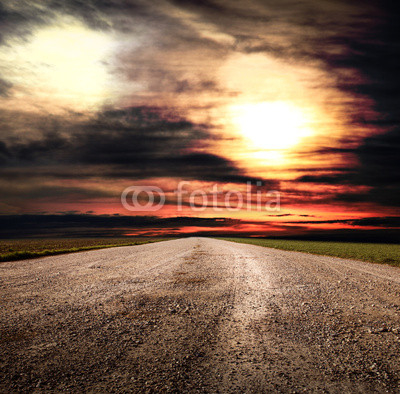strada sterrata di campagna al tramonto