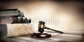 Obrazy i plakaty Gavel And Ancient Books On Wooden Table
