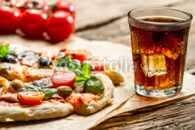 Fototapety Baked pizza and served with cold drink