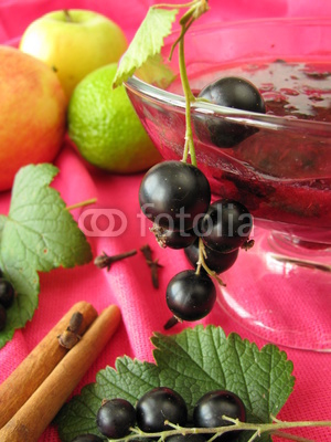 Cocktail mit Apfel, Johannisbeere und Limette