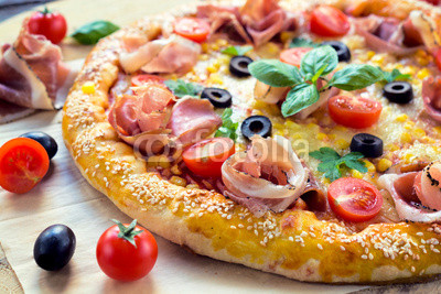 Tasty prosciutto pizza
