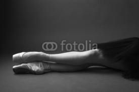 Obrazy i plakaty Gorgeous ballerina's legs in pointes, monochrome