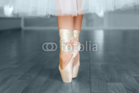 Naklejki Ballerina legs in pointes in dancing hall